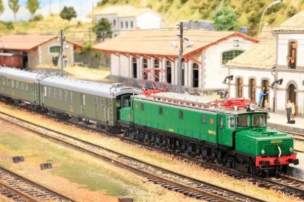 ELECTROTREN HE4037 - RENFE, 2-unit set of 5000 coaches, consisting of 1 x BBD4 baggage + 1 x AAR bar, with old bellows, in olive green livery, ep. IV