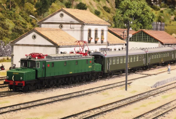 ELECTROTREN HE4038 - RENFE, 2-unit set of 5000 coaches, consisting of 2 x BB4 2nd class, with old bellows, in olive green livery, ep. IV